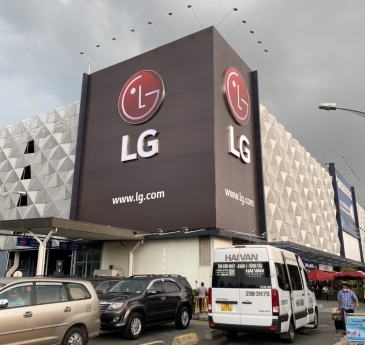 Thi công bảng chữ nổi hộp đèn LG tại Sân Bay Tân Sơn Nhất 2023